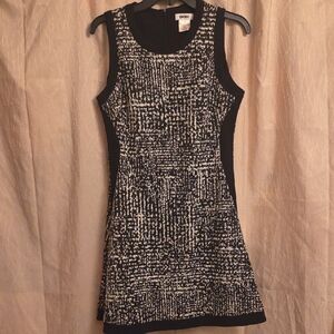 DKNY Black and White Patterned Sleeveless Shift Dress